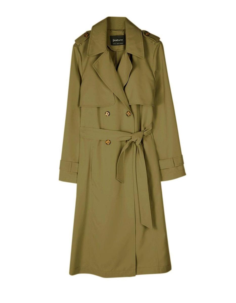 Trench fluido caqui de Stradivarius. (Precio: 39, 99 euros)