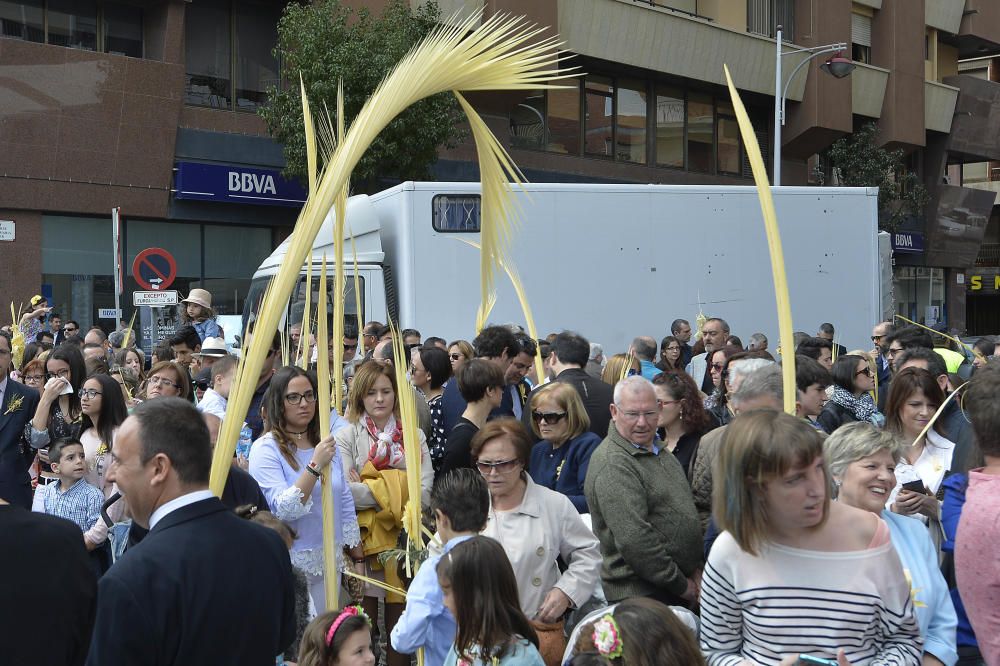 La ciudad se llena de palmas blancas y echa a la calle para participar en la procesión del Domingo de Ramos