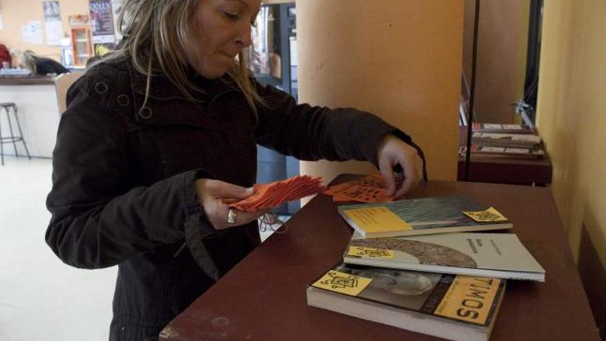 Noelia Rodríguez, ayer, mientras deposita libros en el campus del Milán.