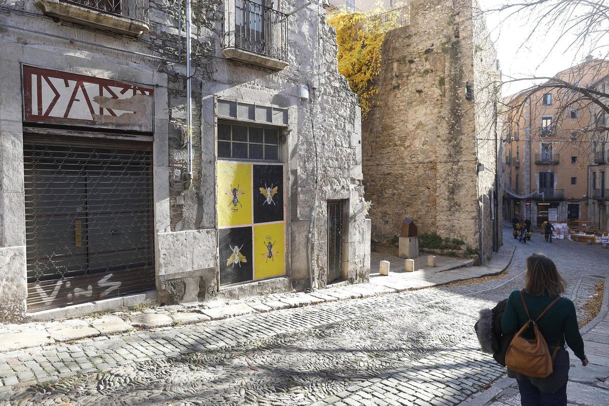 A l'esquerra, els edificis en mal estat de la pujada de Sant Feliu que, en un futur s'hauran d'enderrocar. L'any vinent es podria encarregar el projecte.