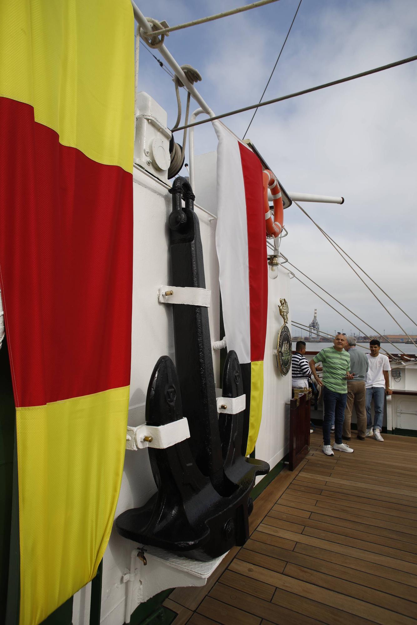 En imágenes: Colas en el puerto de Gijón para visitar el buque escuela de la Armada de México