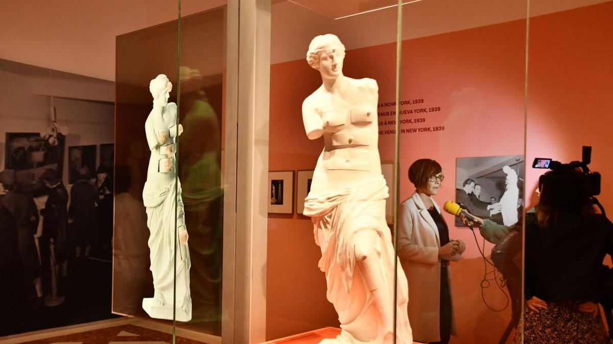 A l’esquerra, la Venus del 1936 en holograma i al costat la Venus en bronze del 1964. | IRENE ROÉ