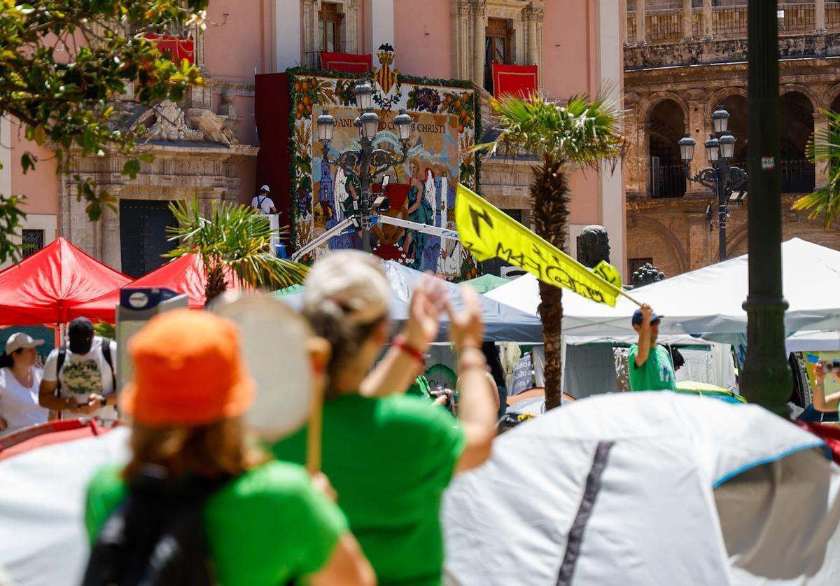 Docentes en huelga y organizadores de la fiesta del Corpus conviven en la plaza de la Virgen