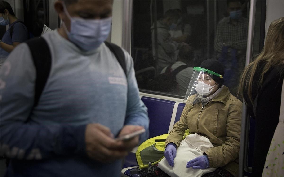 Distancias. El 8 de junio, día en que Barcelona entra en la fase 2, en el metro sorprende el silencio, la prudencia y la desconfianza. Asientos libres, barandillas y pasamanos sospechosos, dedos que evitan tocar y guantes que hacen de barrera, traidora, al virus.