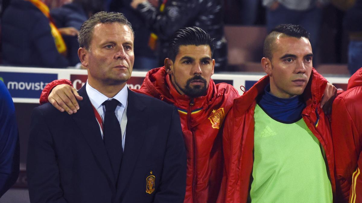 Juan José García Cota, junto a Nolito y Iaga Aspas, en un partido de la selección española contra Macedonia en 2016.