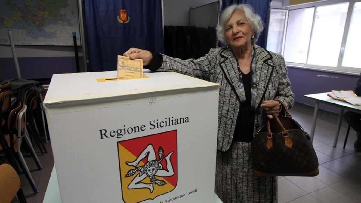 Una mujer vota en un colegio electoral de Palermo, en Sicilia.