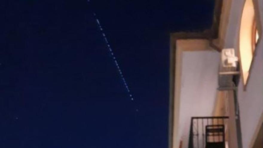 La cadena de satélites de Elon Musk se deja ver en el cielo de Málaga