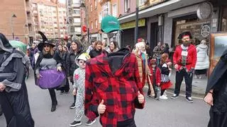 El desfile del Antroxu de Corvera: de París a Brasil con destino al Llar
