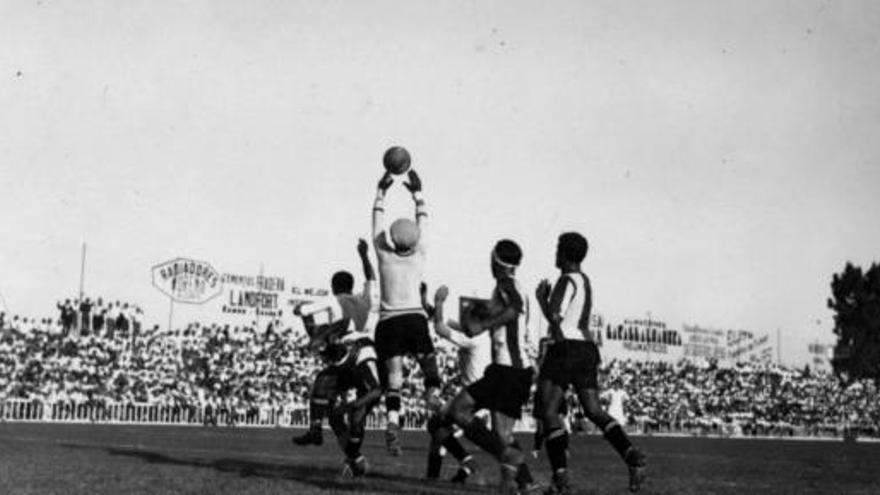 El portero del Hércules, Jover, se dispone a blocar un balón durante un encuentro ante el Real Madrid