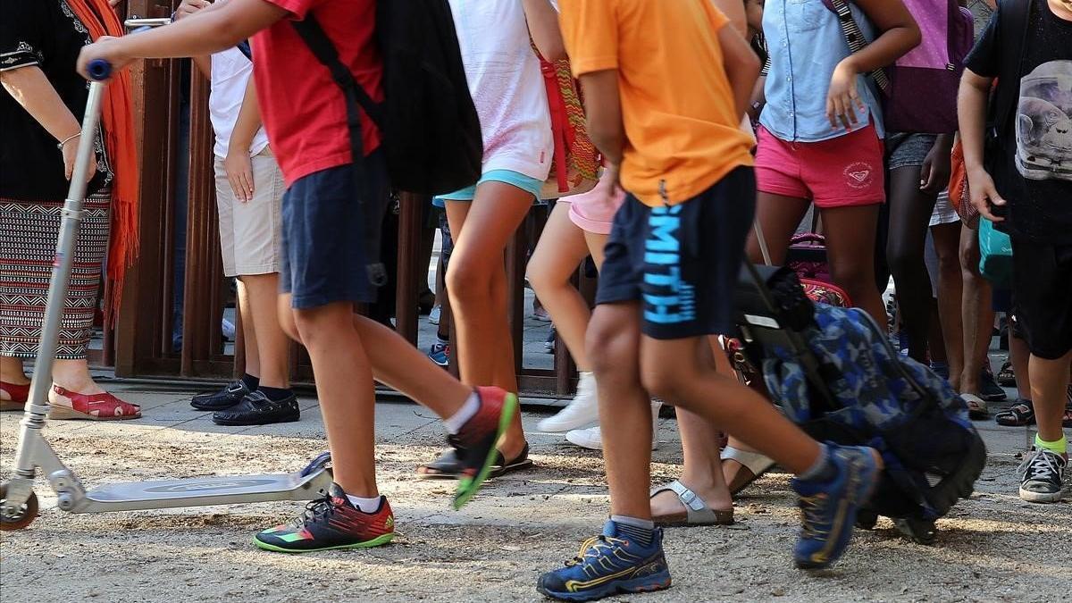 Niños en pantalón corto en una escuela