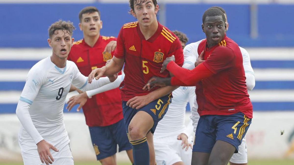Dani Barcia intenta rematar un saque de esquina ante Israel. | // RFEF