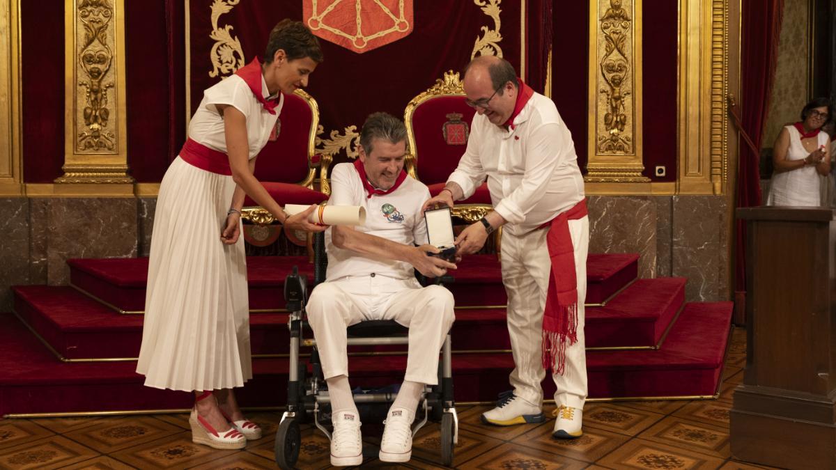 Juan Carlos Unzué recibe de manos de Miquel Iceta la Medalla de Oro de la Real Orden del Mérito Deportivo