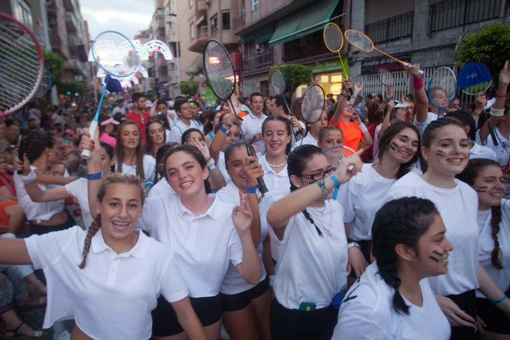 Desfile colorido de las comisiones en Elche