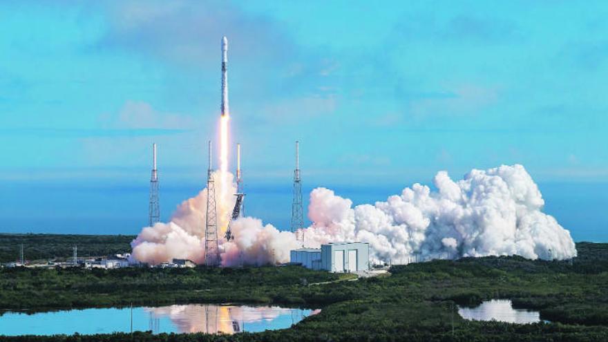 Lanzamiento del cohete Falcon 9, portador de los 60 satélites del proyecto Starlink, desde Cabo Cañaveral el pasado lunes.