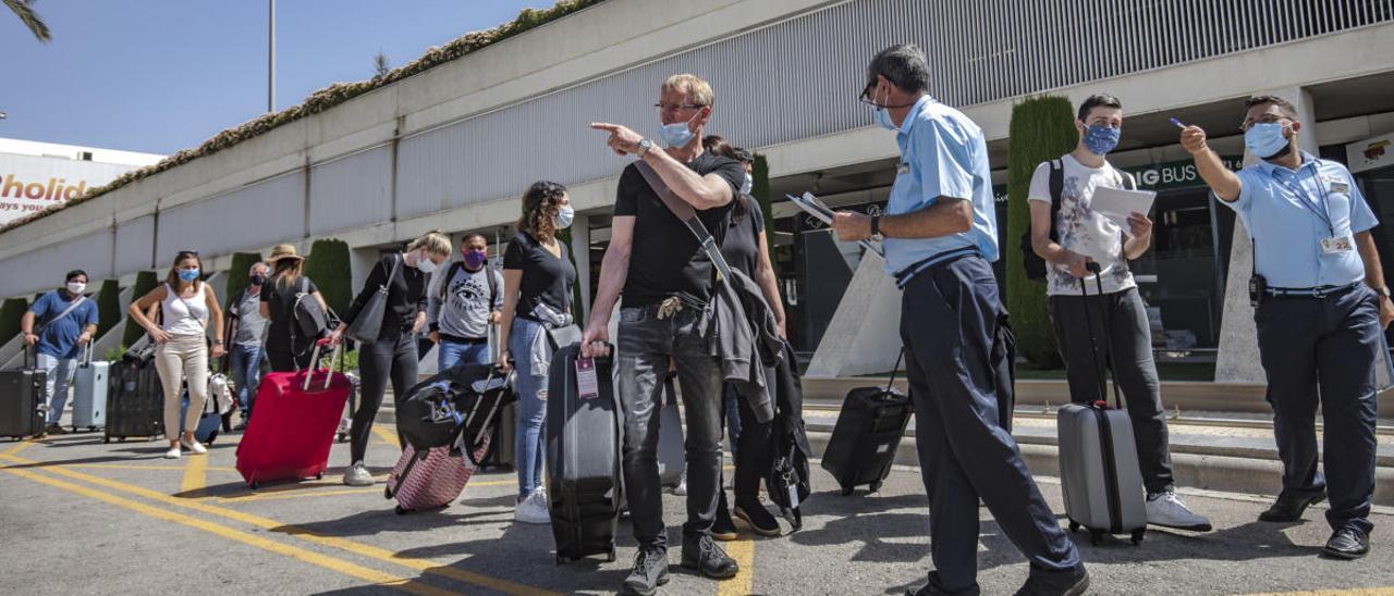 Turistas en el aeropuerto de Palma.