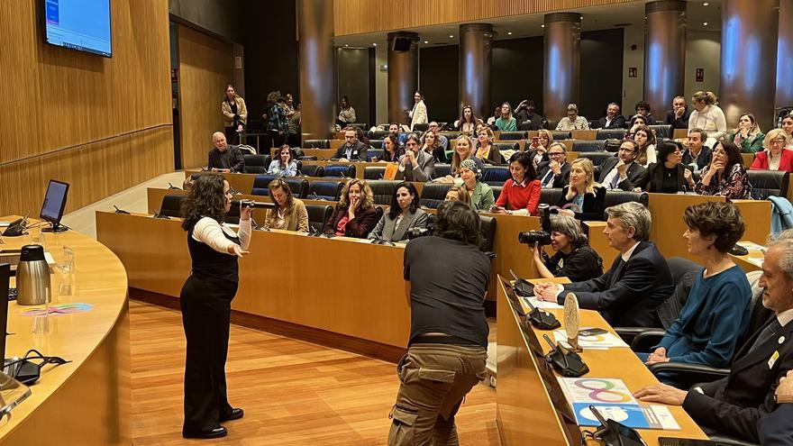 El Congreso de los Diputados se pone en pie tras oír cantar a Paula, una adolescente con autismo de Córdoba