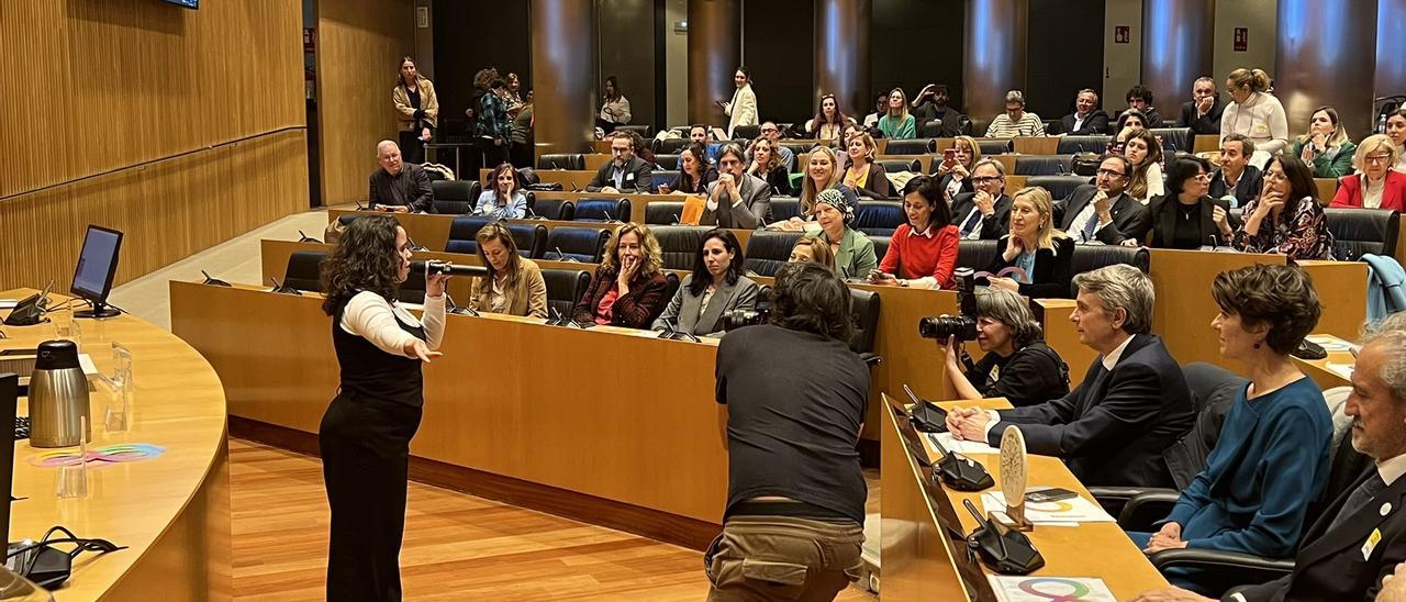 Paula López, durante su actuación en la sala Ernest Lluch del Congreso de los Diputados por el Día Mundial del Autismo.