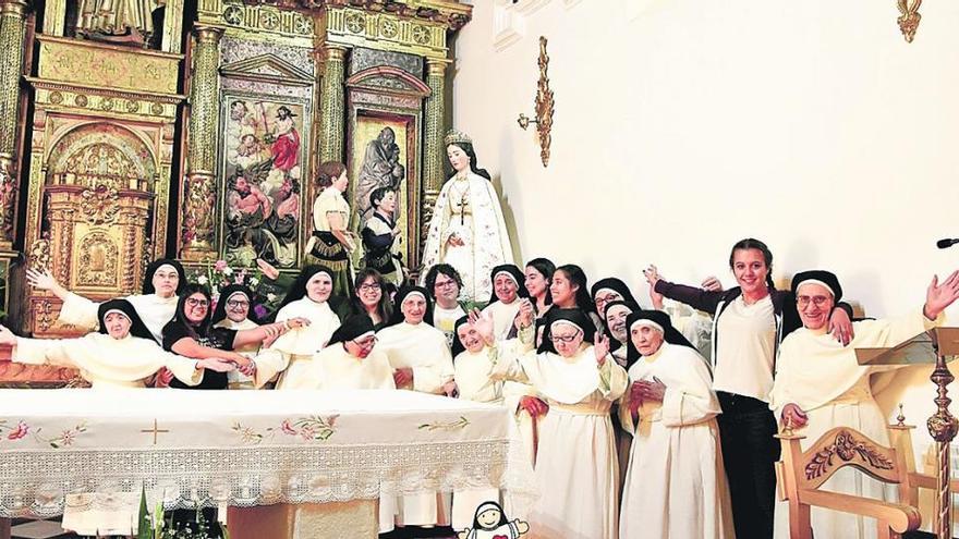 Las religiosas del convento de Santa Sofía posan con jóvenes participantes en un encuentro anterior.