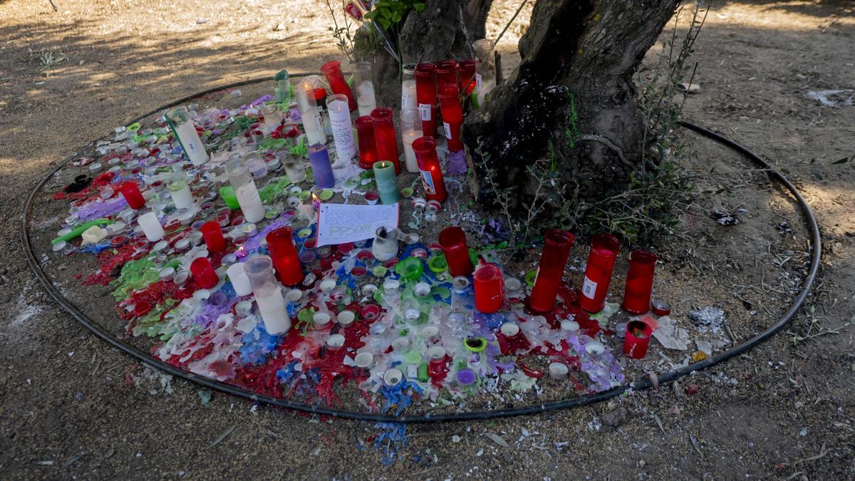 Velas en recuerdo del joven asesinado.