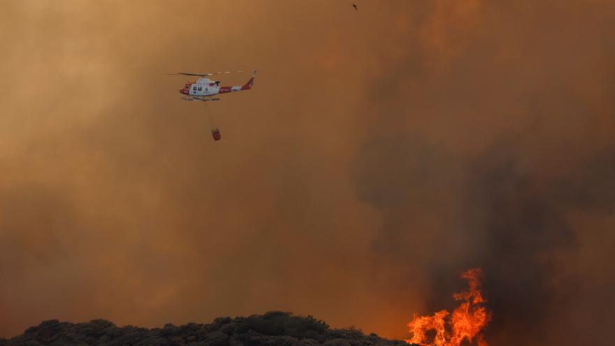 La humedad y la temperatura ayudan  a combatir el incendio en Los Marteles