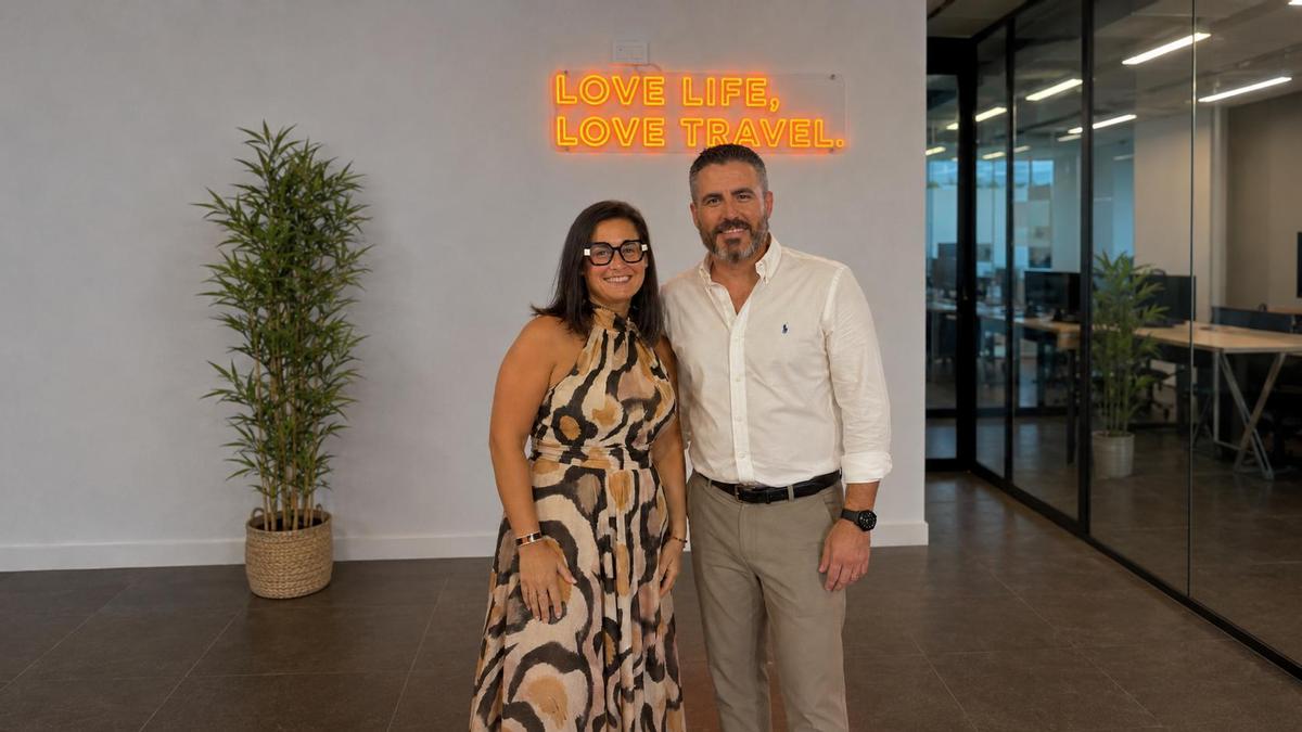 Rocío de Haro y José Luis Blas, el matrimonio fundador de la empresa My Top Tour, en su sede central en Granada.