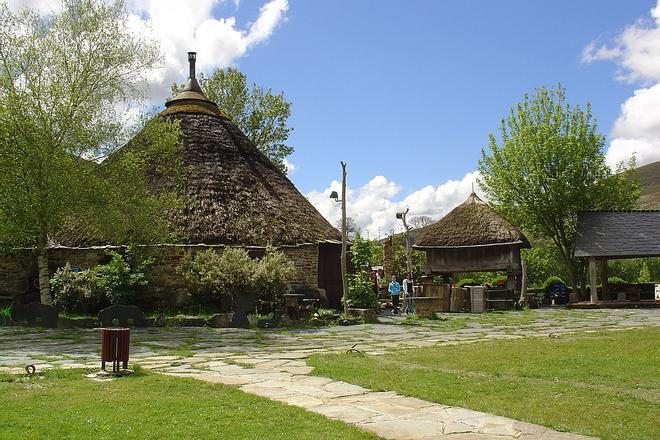 Las pallozas son edificios de piedra y elementos vegetales.