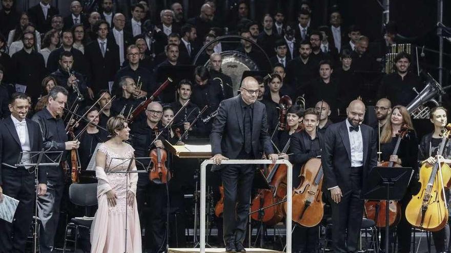 Marzio Conti saluda al público desde el escenario de la plaza de la Catedral, durante su concierto de despedida con la orquesta Oviedo Filarmonía, el pasado mes de junio.