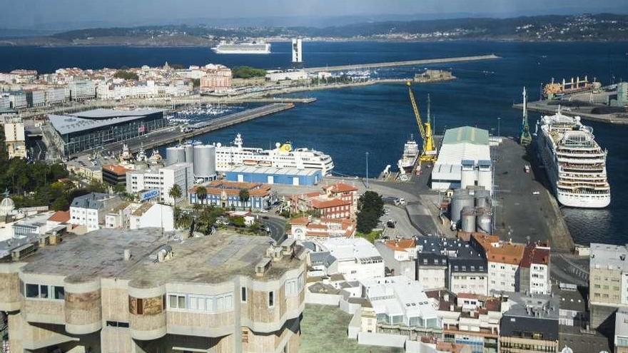 Vista panorámica de los muelles de Batería y Calvo Sotelo.