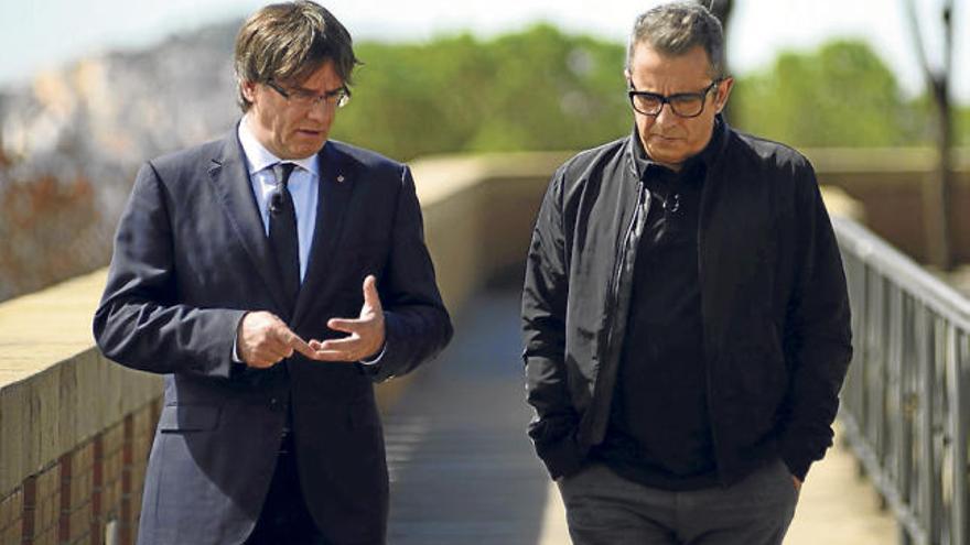 El president Carles Puigdemont passeja amb Andreu Buenafuente