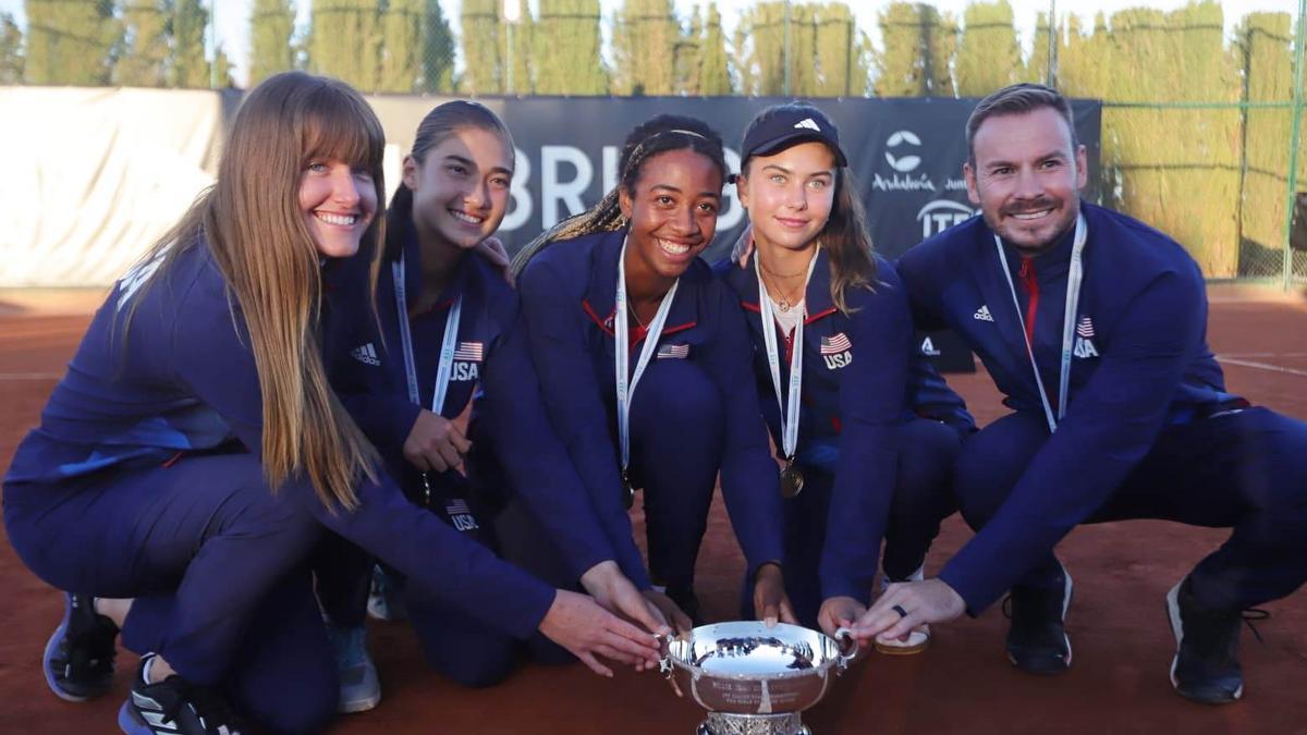 La selección de Estados Unidos celebra la victoria en la Copa Billie Jean King Júnior de tenis.