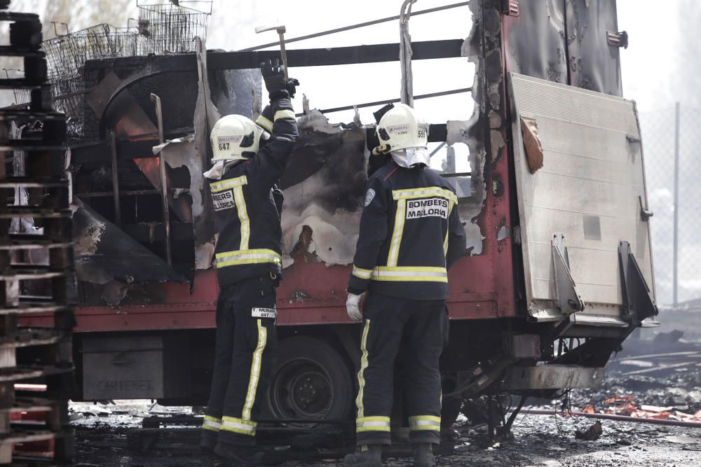 Extinguido el incendio en una nave del polígono Son Llaüt