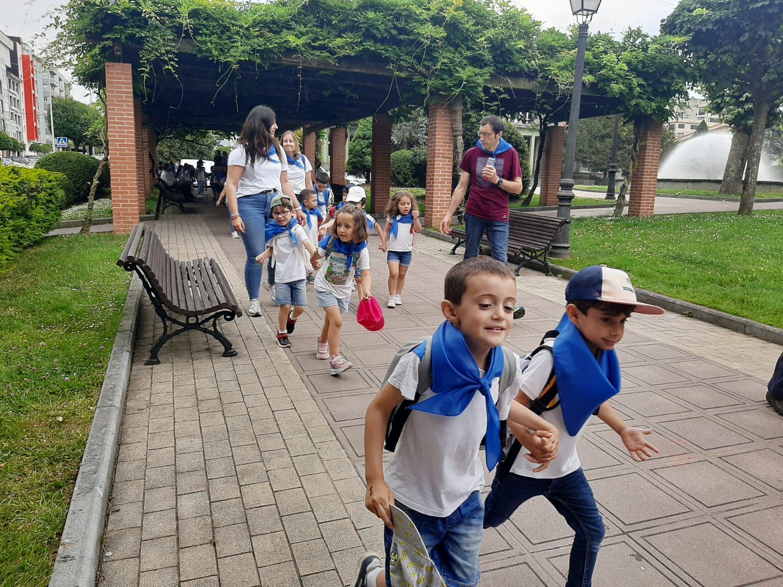 Los niños de la Pola ensayan para el Carmín: así ha sido la romería de la Escuela Peña Careses