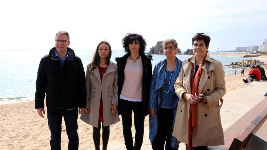 Els cinc premiats en els premis Recvll adavant el mar amb La Palomera al fons
