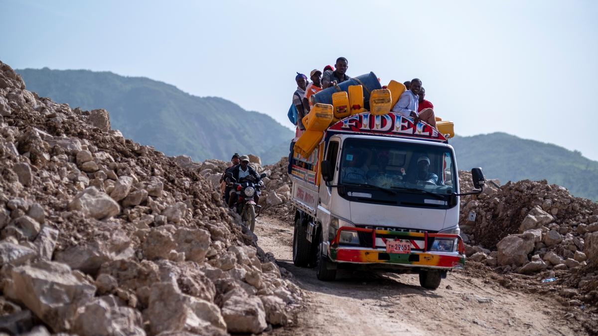 Un camión con ayuda humanitaria se dirige a las zonas afectadas por el terremoto.