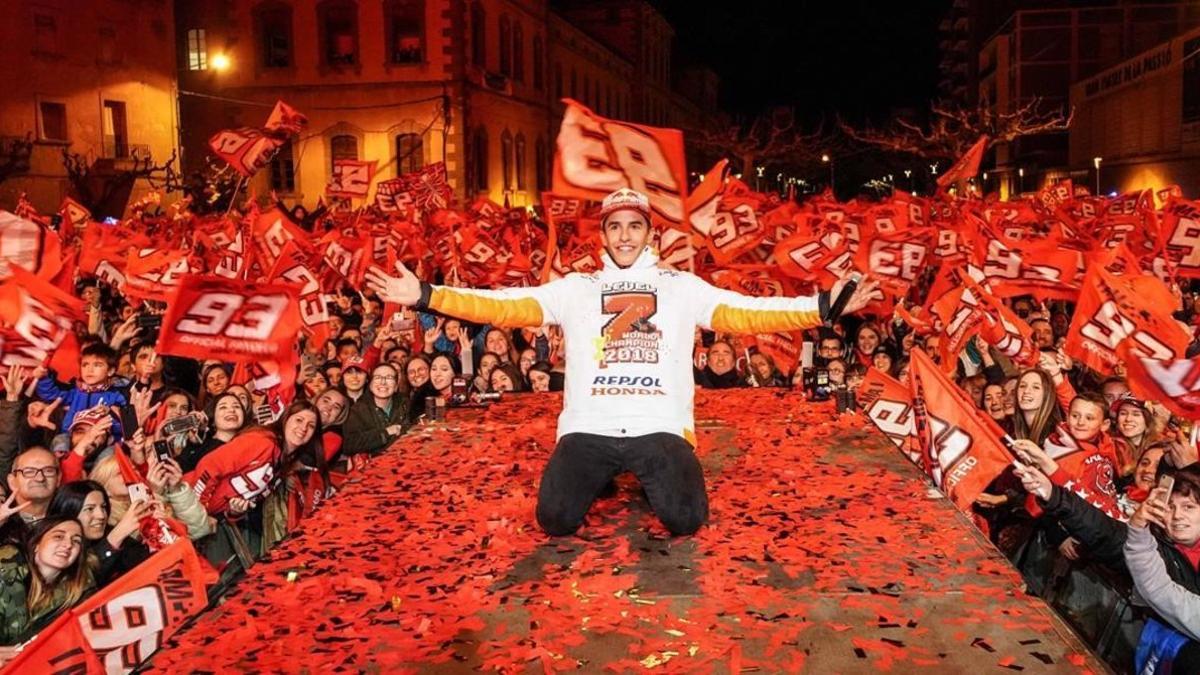 Marc Márquez celebró ayer, en Cervera, su séptimo título mundial de motoccilismo con miles de fans.