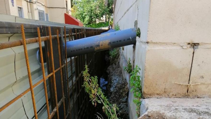 Los vecinos alertan de que los menores se meten en el hueco del muro agrietado para recoger balones.