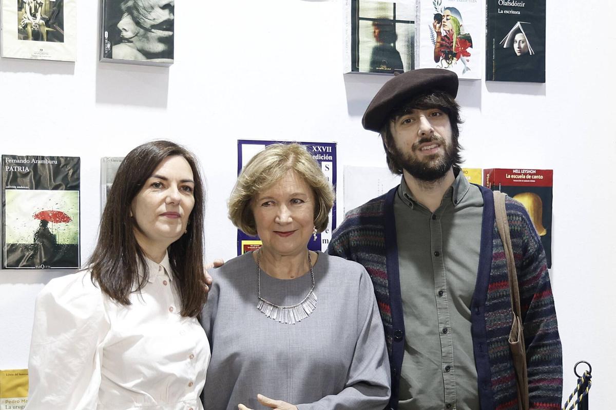 David Ucles, con Ledicia Costas y Lidia Jorge en la entrega del premio San Clemente