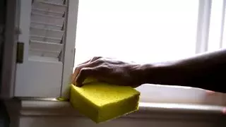 La forma més eficaç i fàcil de netejar les guies de finestres i portes