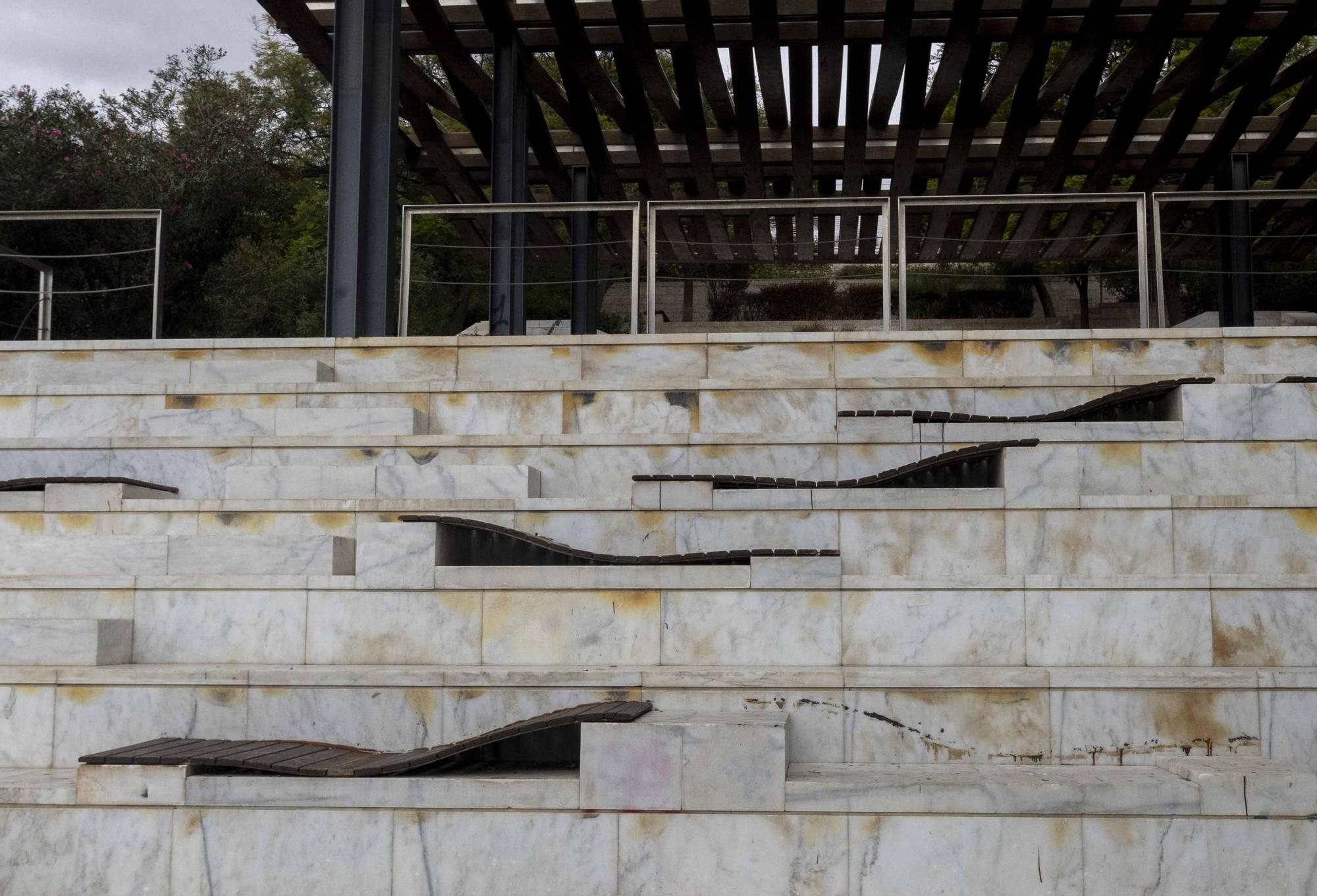 Mal estado y suciedad en el parque de la Ereta en Alicante