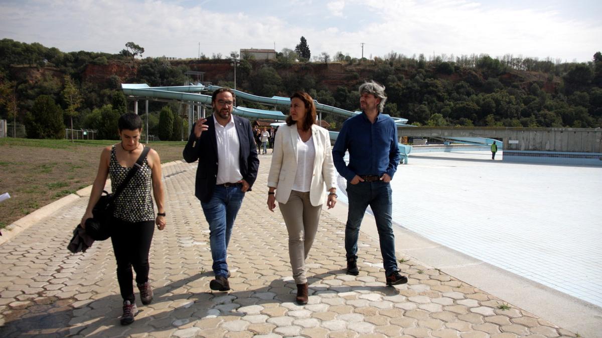 La teniente de alcalde de Territori, Glòria Rubio, el alcalde de Sabadell, Juli Fernàndez, y la presidenta de la Diputació, Mercè Conesa, en su visita a La Bassa.