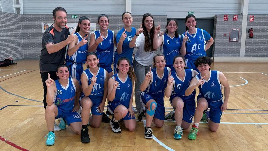 Las séniors olivenses con su entrenador en una imagen de esta temporada
