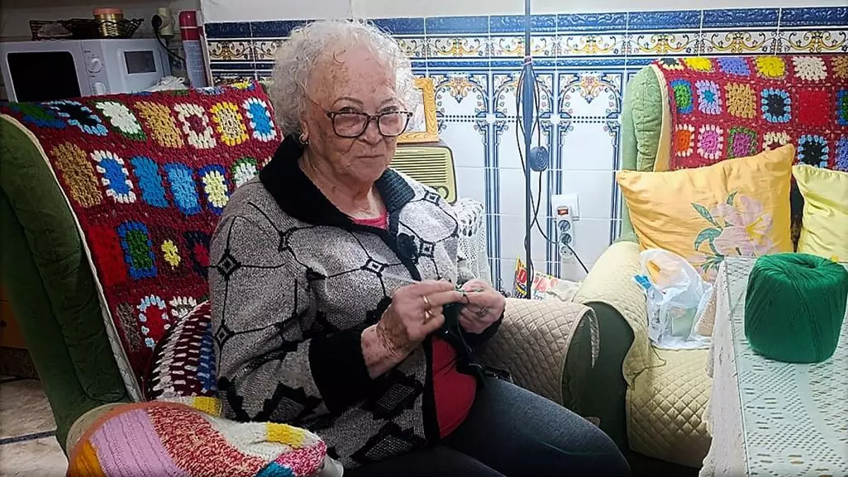 Mujeres de Monesterio tejen arandelas de ganchillo para confeccionar un gran árbol de Navidad