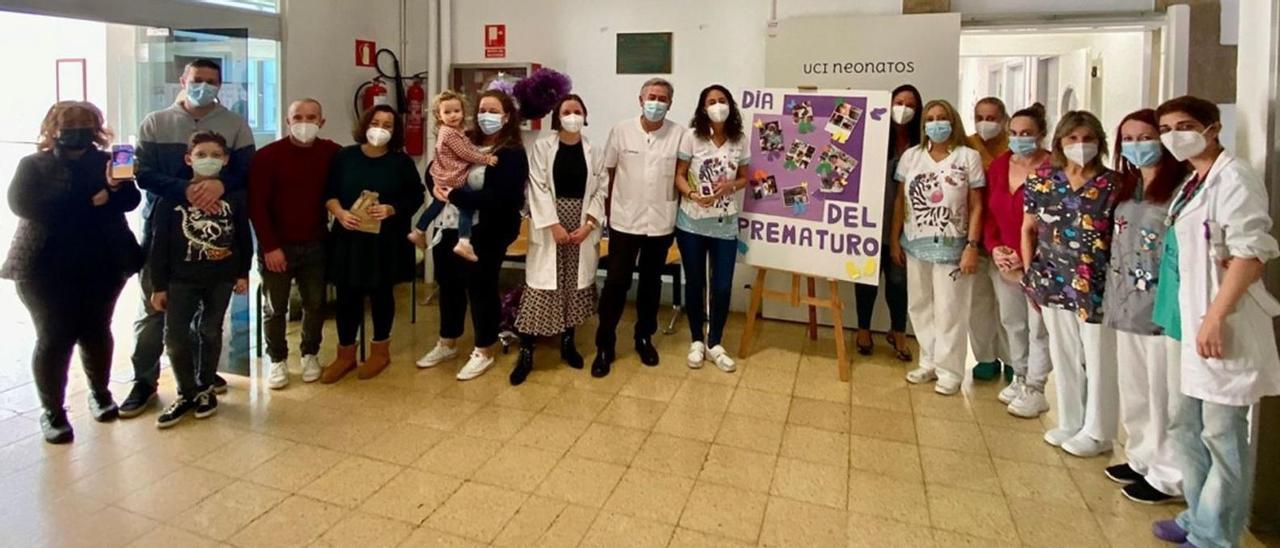 Participantes en el acto de entrega, con la neonatóloga Pilar Crespo en el centro, añada del jefe del servicio de Pediatría.