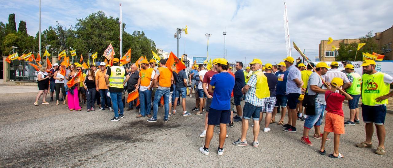 Manifestantes impiden el acceso a la CLH.