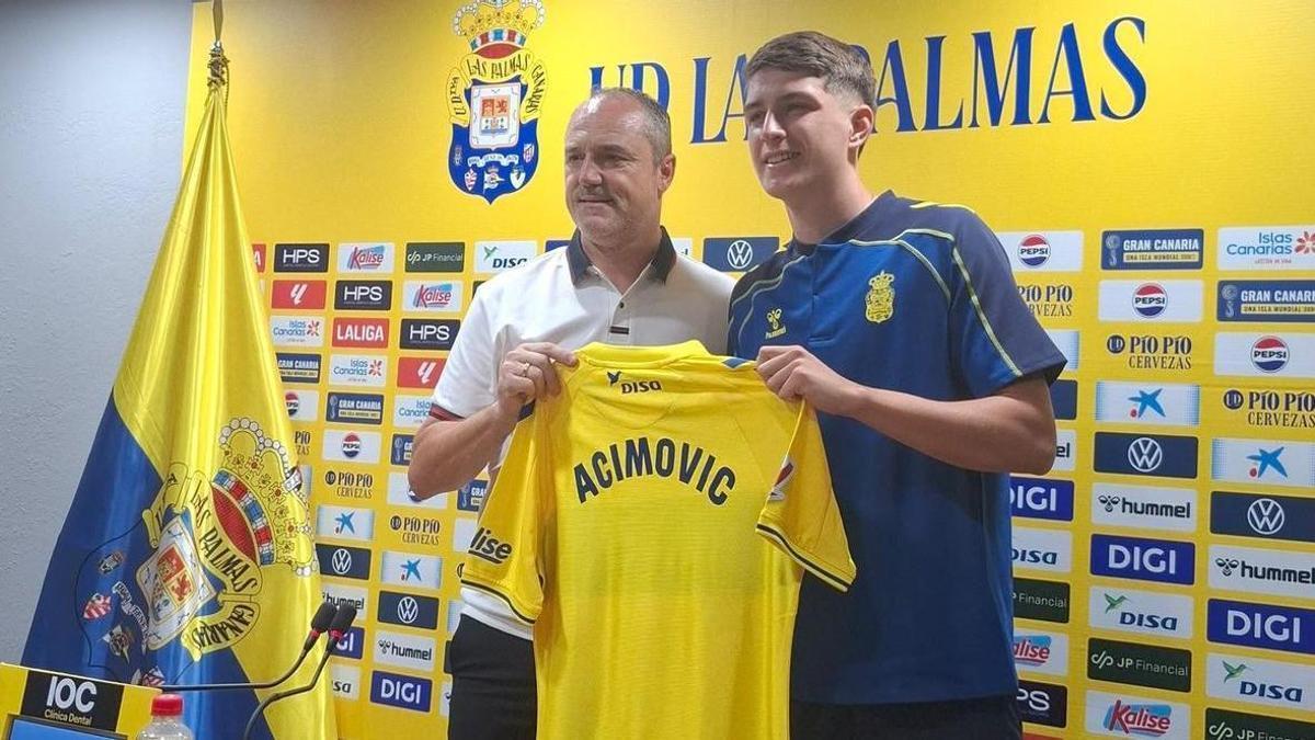 Luis Helguera y Mateo Acimovic, este miércoles, durante la presentación del esloveno como nuevo fichaje de la UD Las Palmas