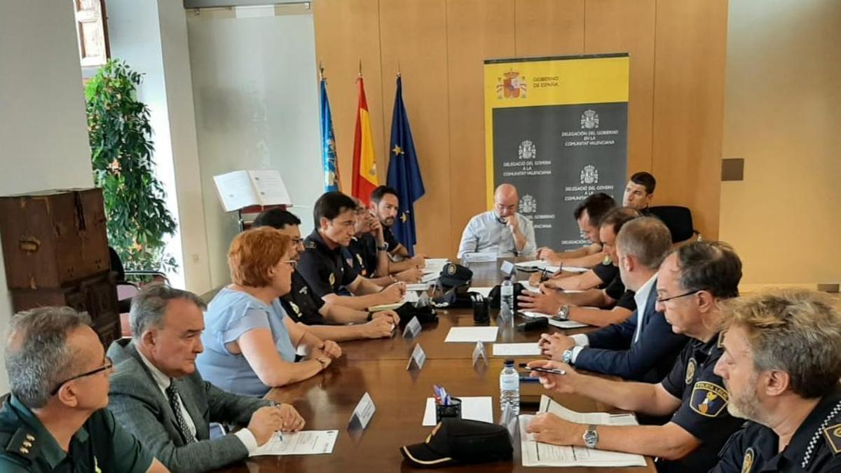 Responsables de Policía Nacional, Guardia Civil, Unidad Adscrita de la Generalitat Valenciana y Policía Local, con autoridades políticas.