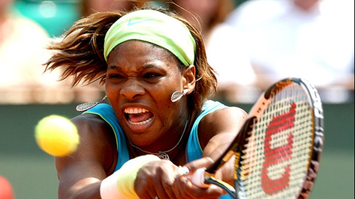 Serena Williams torna el servei a la israeliana Shahar Peer durant el torneig de Roland Garros.