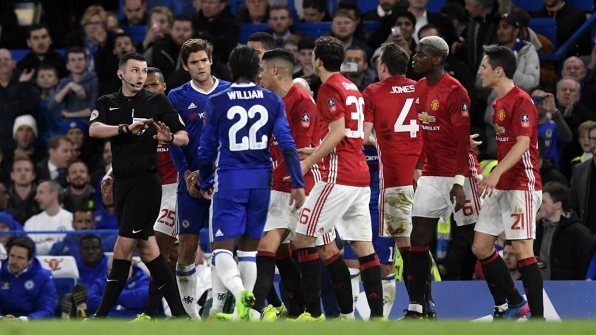 La expulsión de Ander Herrera cambió el guión del partido en Stamford Bridge