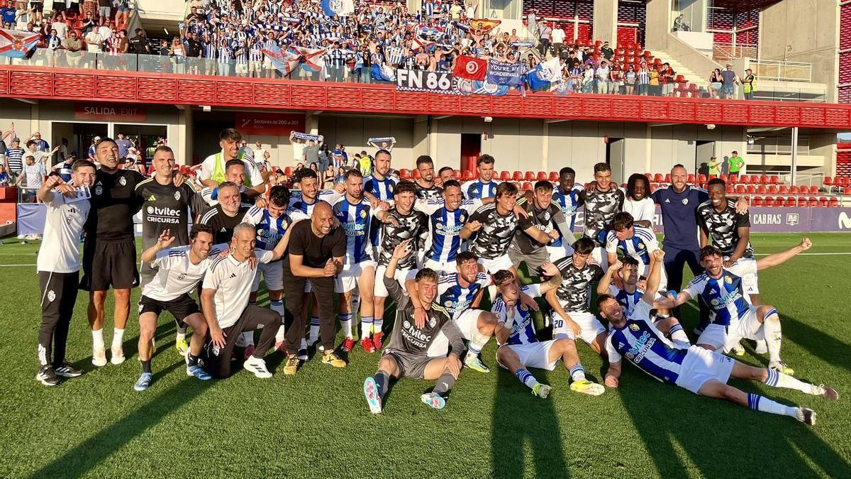 Los jugadores de la Ponferradina celebran la clasificación en el campo del Atlético B.