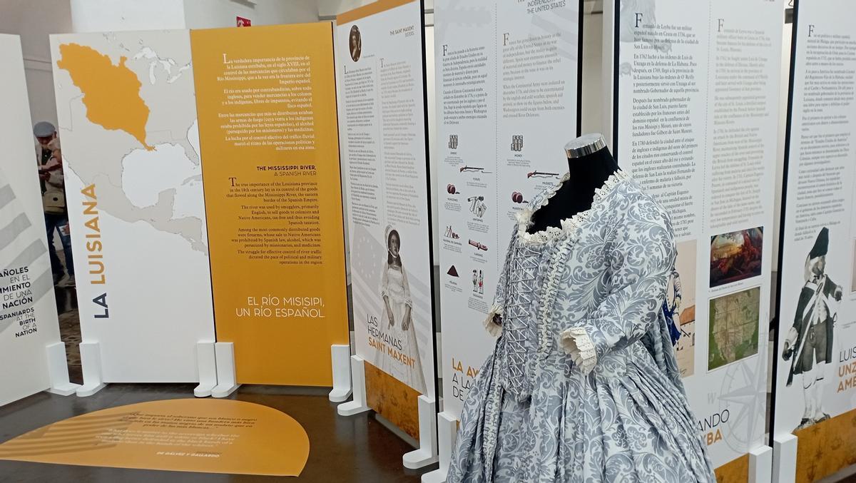 Panel divulgativo sobre las hermanas Saint Maxent y un vestido femenino de época, en el Parador de San Rafael.